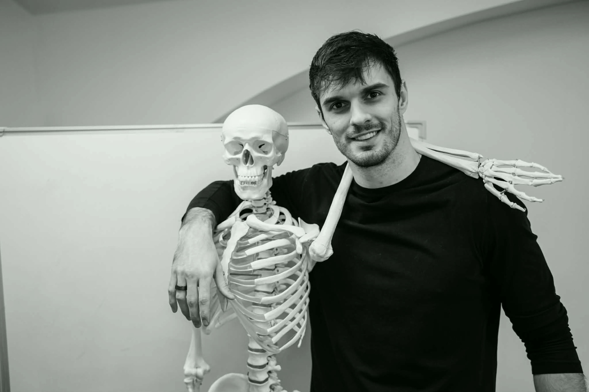 Michal Bazgier s anatomickým modelem kostry